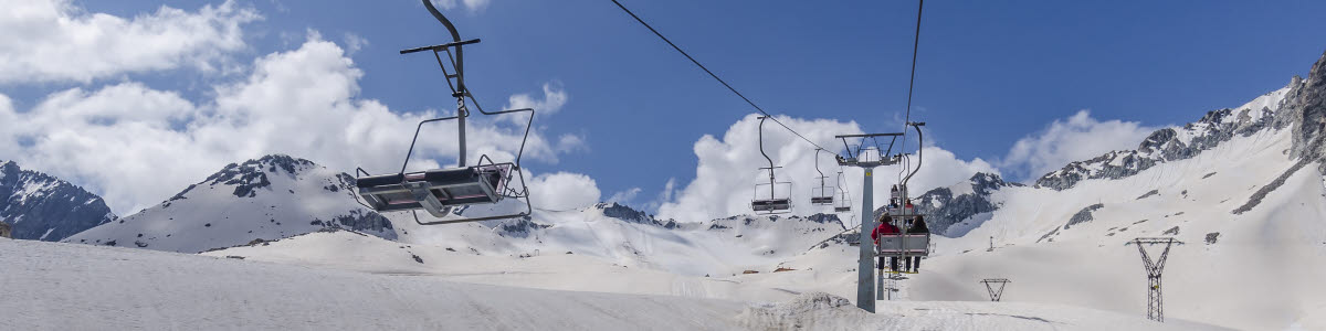 Skidlift för alpinåkare i bergen i norra Italien Alperna på en klar solig dag