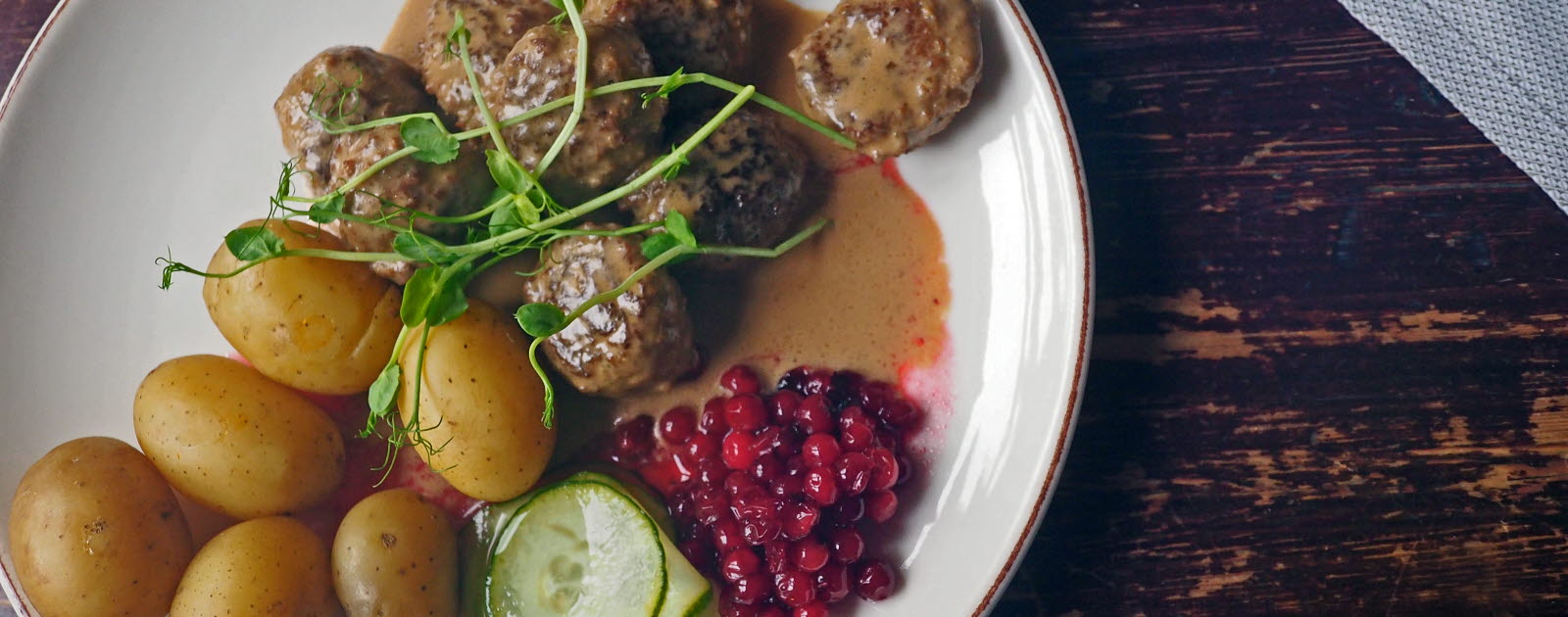 Meat balls on a plate