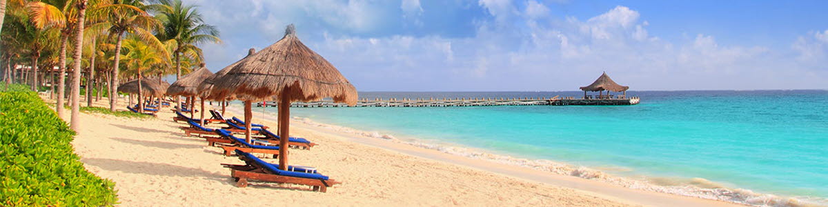 Strand med parasoll i Karibien