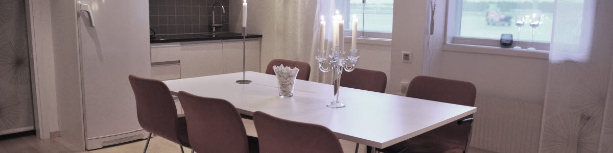 VIP-rum på  Luleå Airport med  tänd ljusstake på bordet