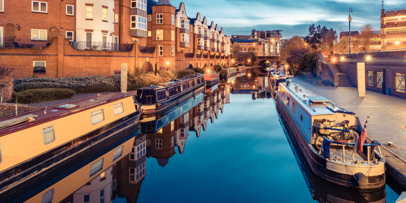 Kanal i Birmingham med pråmar och hus runtomkring
