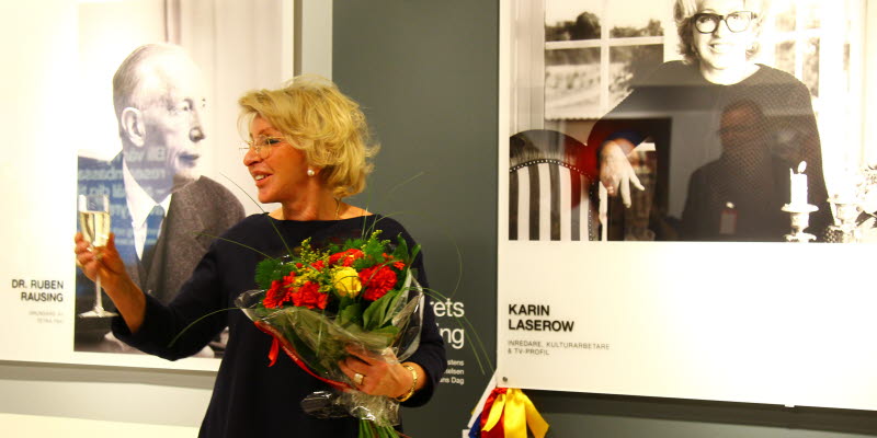 Karin Laserow vid sitt foto vid avtäckning av Årets Skåning på Malmö Airport