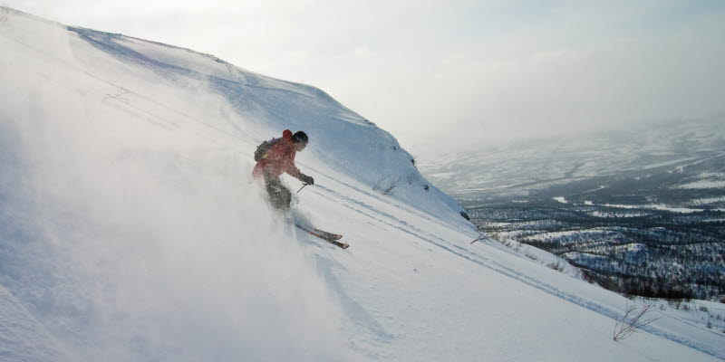 En skidåkare åker utför i snölandskap