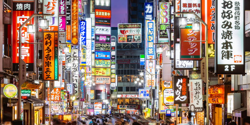 Gata i Tokyo med japanska skyltar