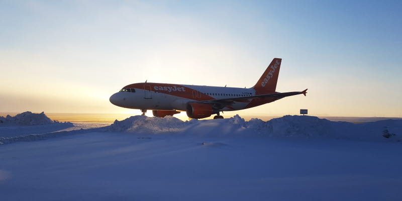 Flygplan från easyjet står på Åre Östersund Airport