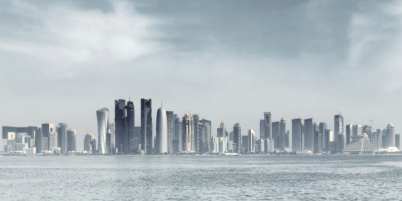 Futuristisk horisont av Doha, Qatar. Doha är en stad vid Persiska viken, huvudstaden och största staden i Qatar.