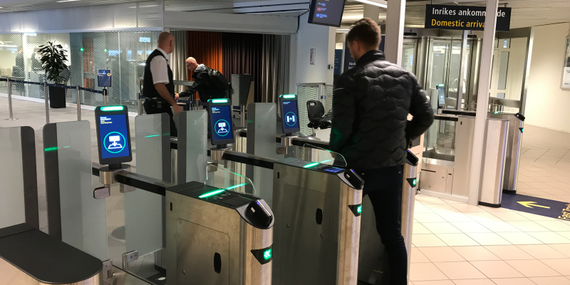 Traveler passing the self service access control