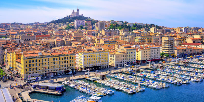 Den gamla hamnen Vieux och basilikan Notre Dame de la Garde i det historiska centrum av Marseille, Frankrike