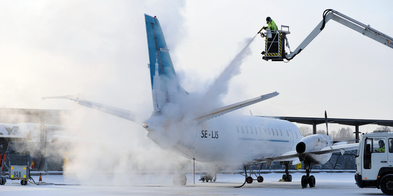 Defrostning of an airplane