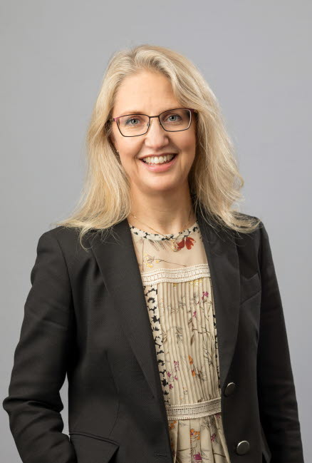 Portrait photo of woman with glasses