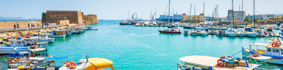 Hamn med många båtar på Kreta
