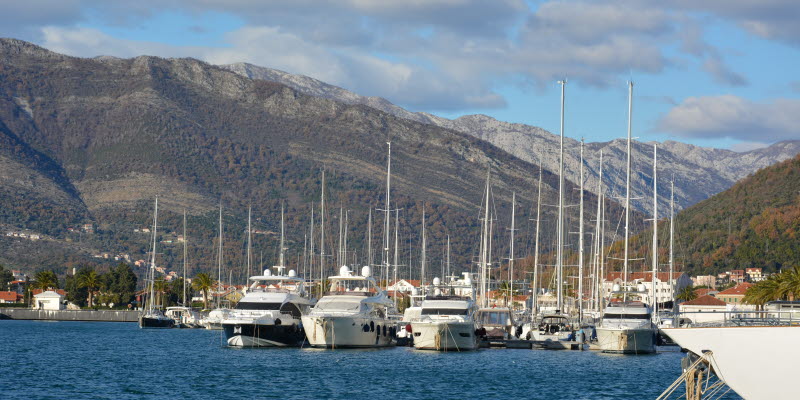 Tivat i Montenegro med båtar och berg i bakgrunden