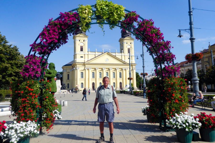 Carl-Åke på en tidig morgonpromenad framför den protestantiska Storkyrkan på Kossuth-torget