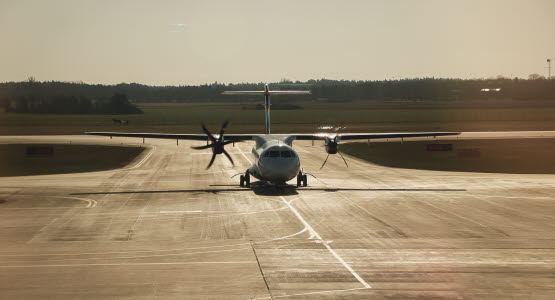 Ett flygplan på landningsbana