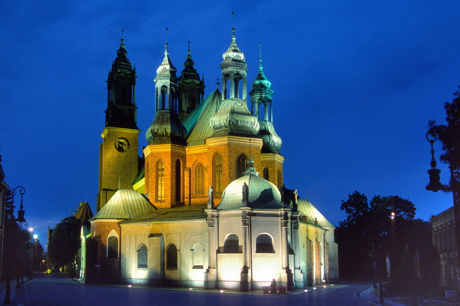 Katedral i skymningen upplyst av lampor