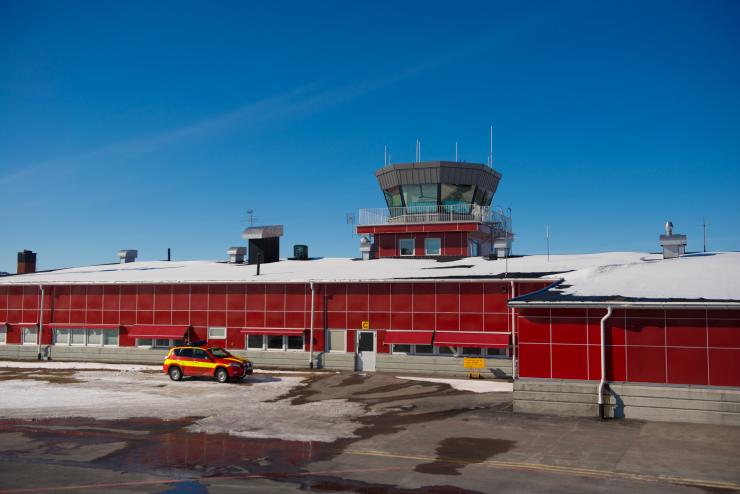 Kiruna flygplats med snö på taket