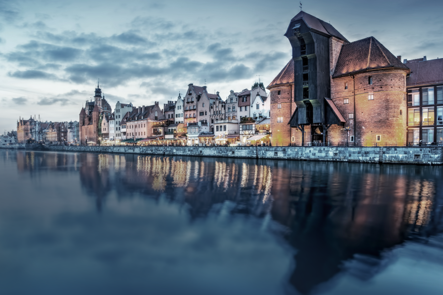 Gdansk gamla stan och berömda kran utsikt från Motlawa floden