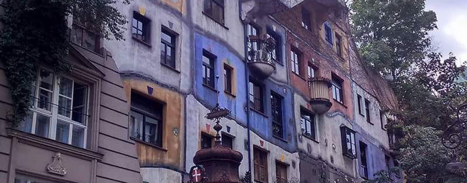 Färgglada Hundertwassers haus, skapat av Friedrich Hundertwasser