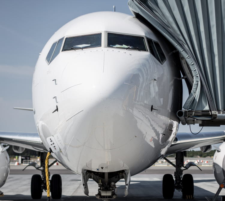 Ett flygplan dockat till brygga