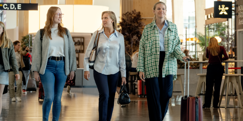 Passengers walking at marknadsplatsen