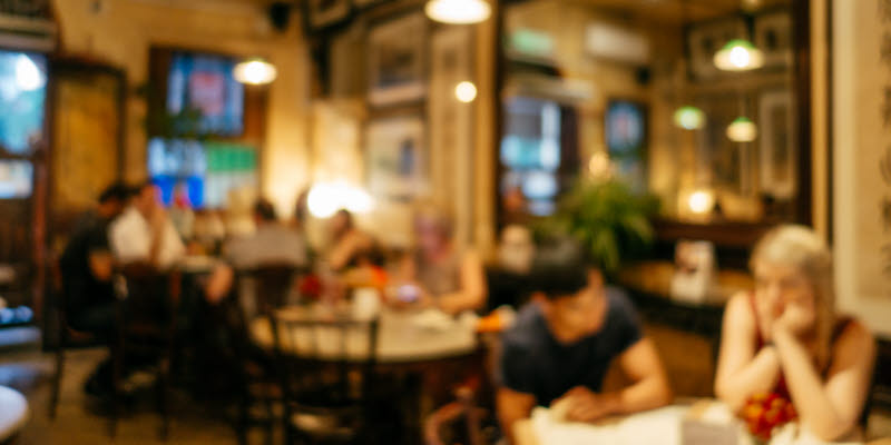 Abstrakt suddig bakgrund av restaurang eller café. Suddig bakgrund. Retro restauranginteriör bakgrund.