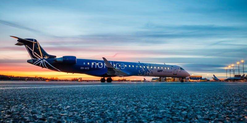 Nordica flygplan står parkerad på en flygplats