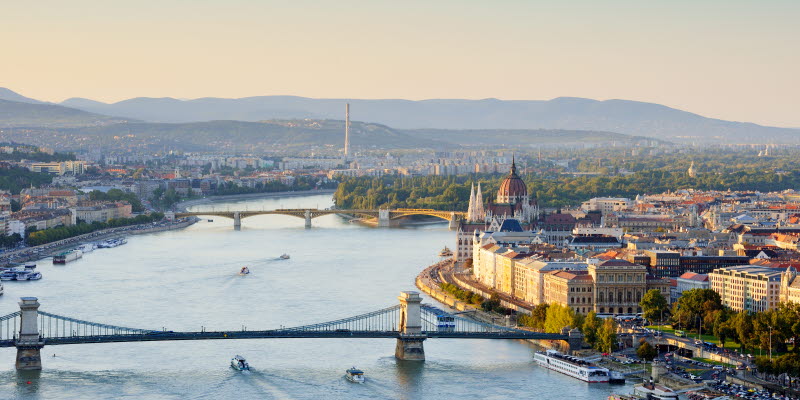 Budapest med flod och två broar