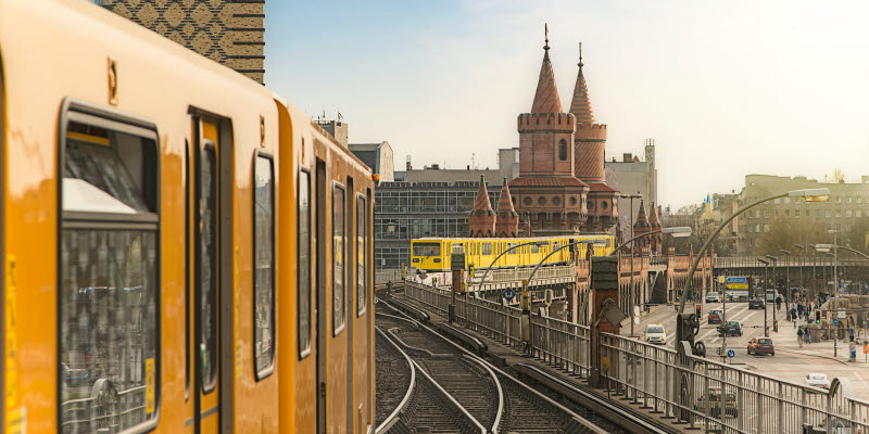 Utsikt från en tunnelbanevagn i Berlin med bro och byggnader
