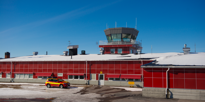 Kiruna flygplats med snö på taket