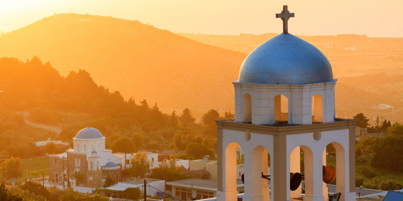  Solnedgång med kyrka på Asfendiou by i Kosön Grekland