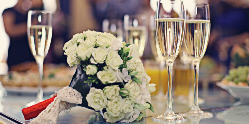 Brudbukett och champagneglas