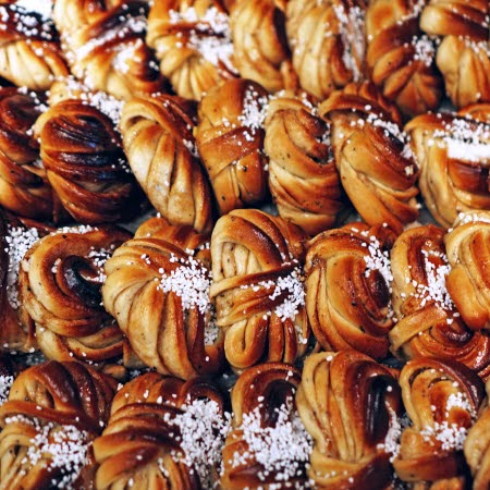 Rader med kanelbullar.