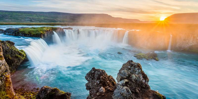 Vattenfall i solnedgång på Island