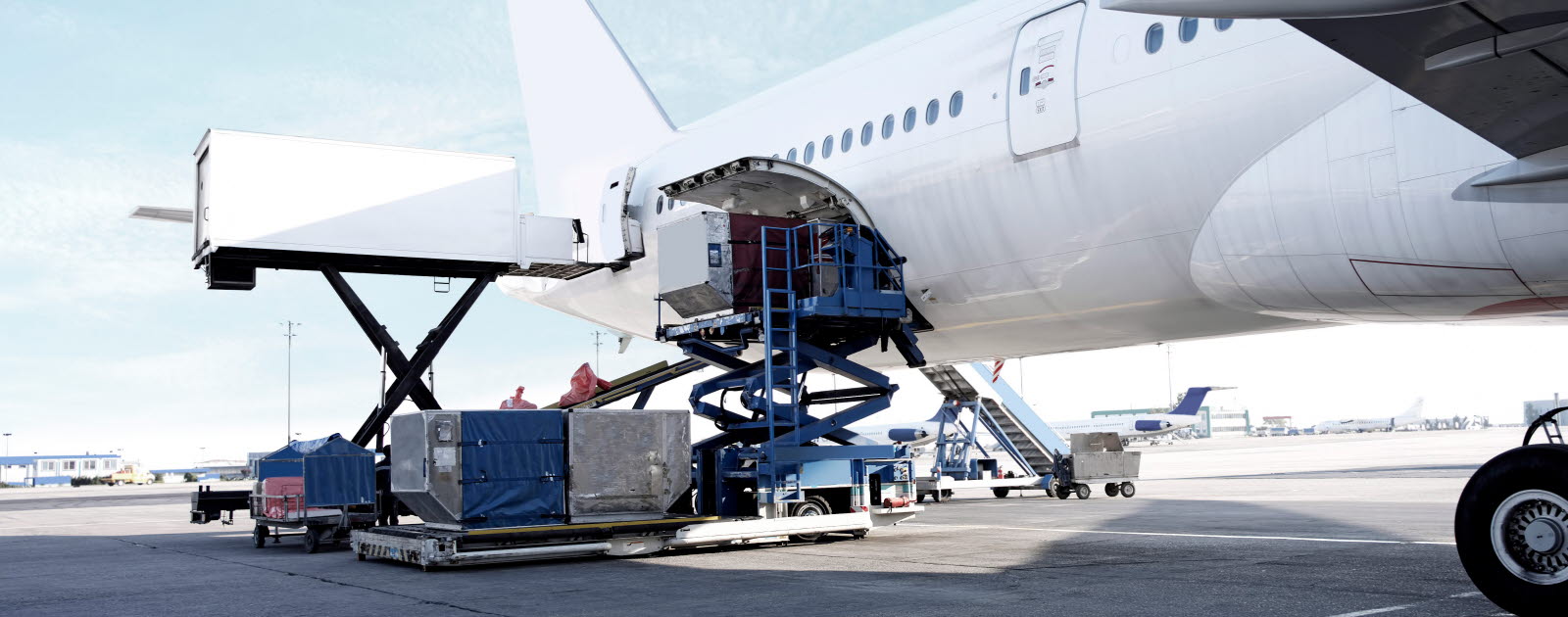 Loading cargo into an airplane