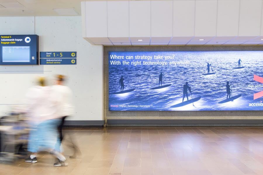 Ljuslåda i terminal med reklambudskap