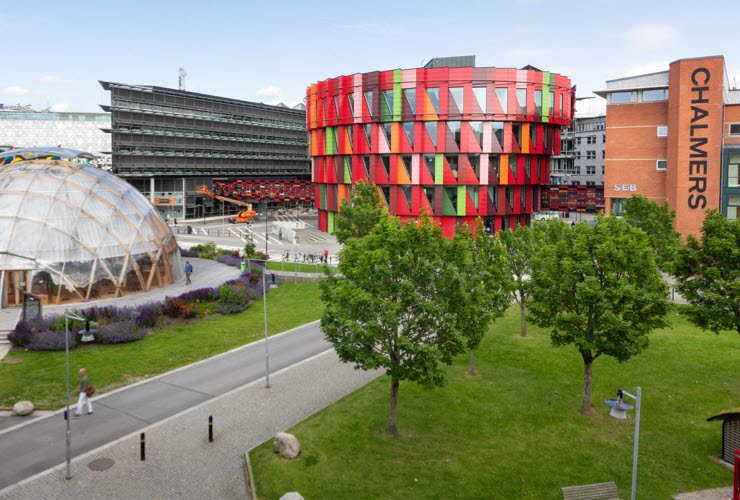 Some 375 companies have elected to locate offices in Lindholmen Science Park in Gothenburg, as have two universities and six secondary schools. Lindholmen is not only a dynamic environment hosting some of Sweden’s biggest development projects within 