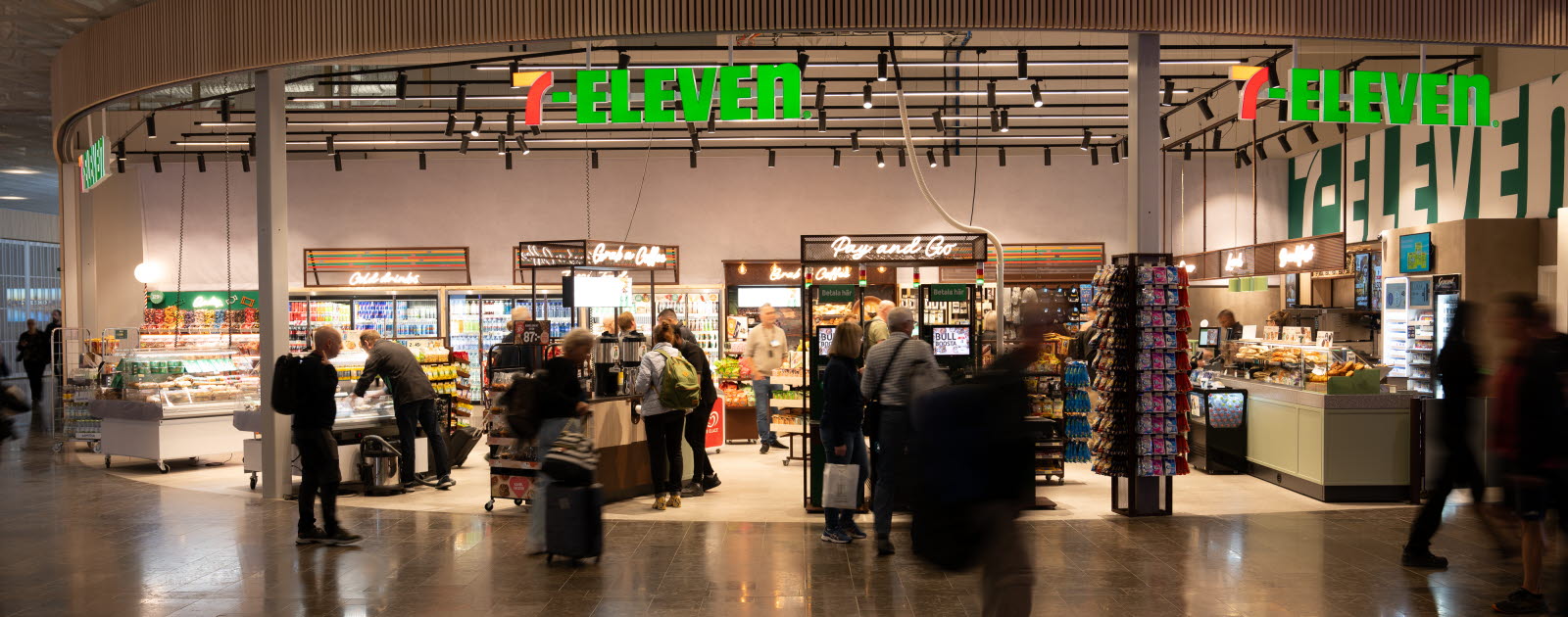 Människor utforskar och går förbi 7-Eleven.