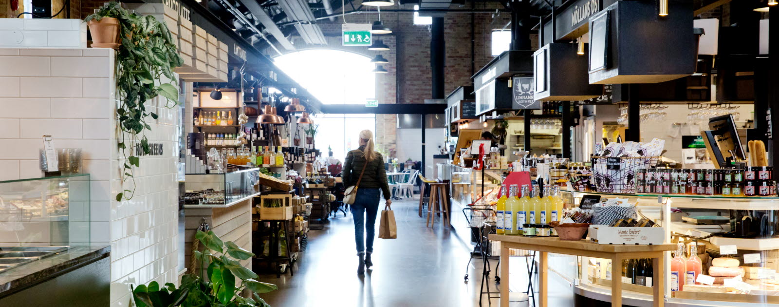 Malmö Saluhall is a popular food market hall housed in a former freight depot in the city center of Malmö. Guests will find anything from traditional Swedish food to poké bowls and freshly fried falafel here. The market hall has an interesting archit