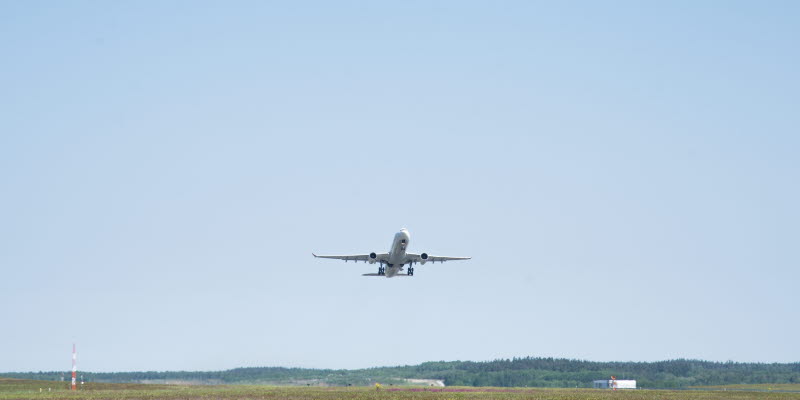 Flygplan lyfter från Stockholm Arlanda Airport.
