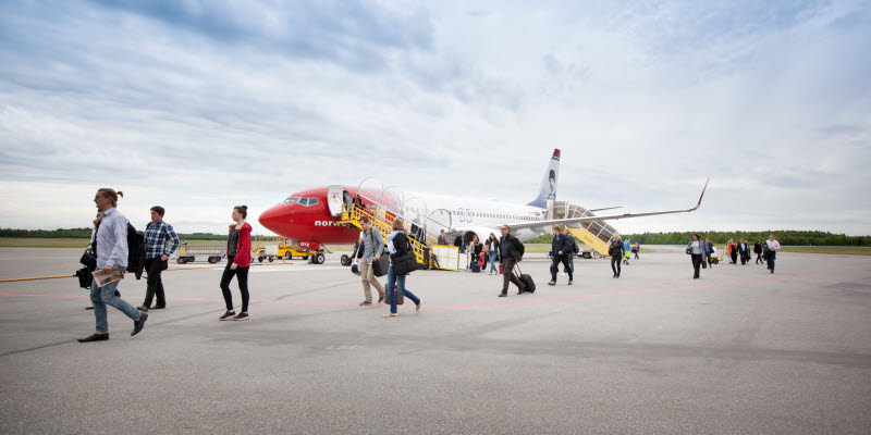 Umeå Airport resenärer vid flygplan