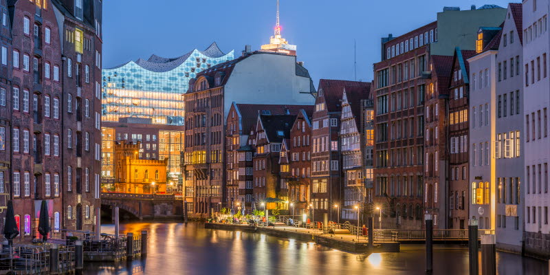 Staden Hamburg med byggnader och en flod