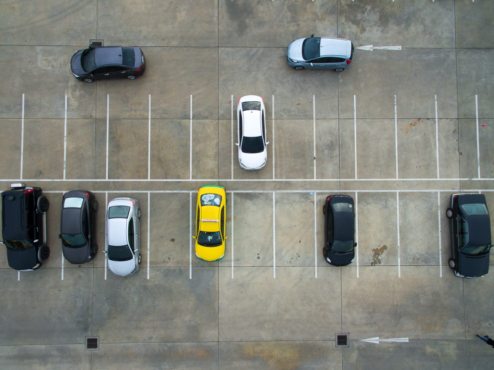 Bilar på en parkering