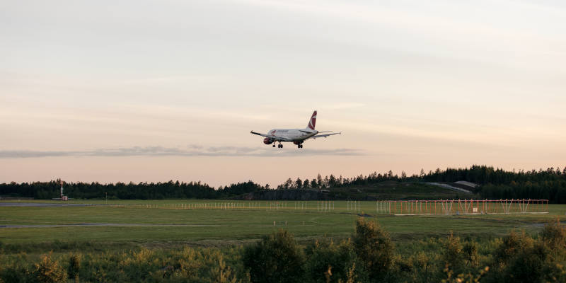  A plan goes down for landing at Göteborg Landvetter Airport