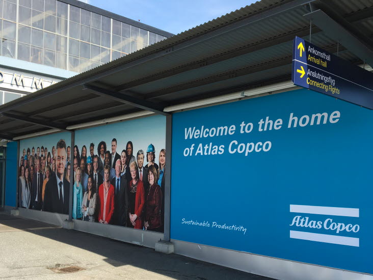 Reklambanner över Atlas Copco på flygplatsen