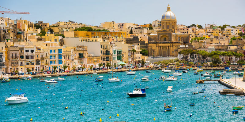 Båtar i vattnet utanför Valetta på Malta