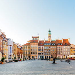 Solen skiner på ett torg i Warsawa