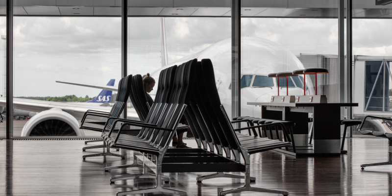 Sittplatser vid fönster på Arlanda terminal 5 med ett flygplan utanför