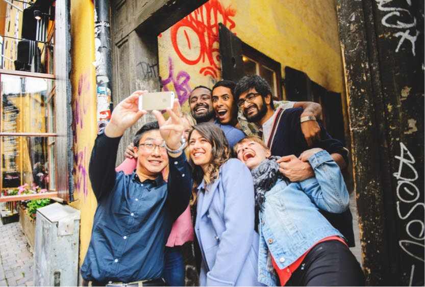 Människor som tar selfie i Gamla stan i Stockholm
