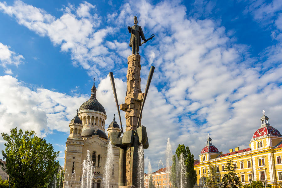 Staty av Stephen Bocskay och katedralen i Cluj-Napoca, Rumänien