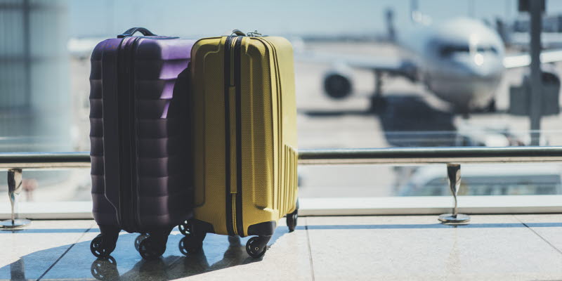 två resväskor vid ett fönster